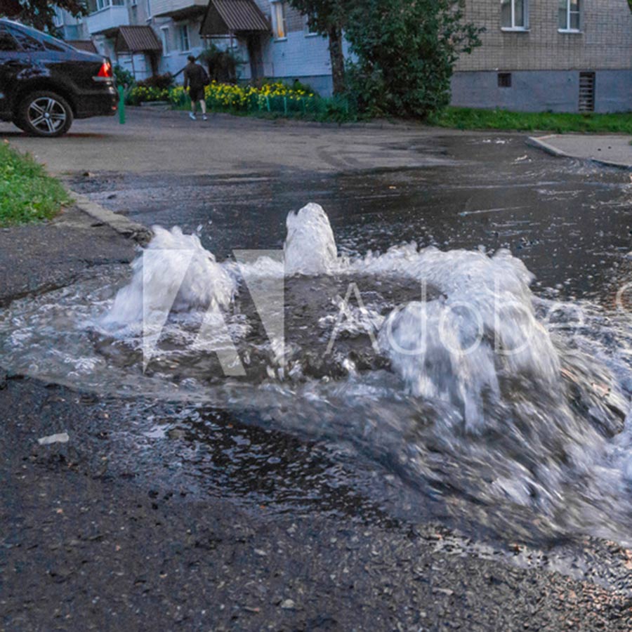Der Kanal fließt über