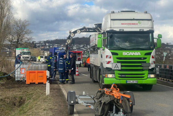 Unfall Thürer Wiesen Unsere ADR-LKWs waren permanent in Einsatz, um das Gefahrgut zu transportieren