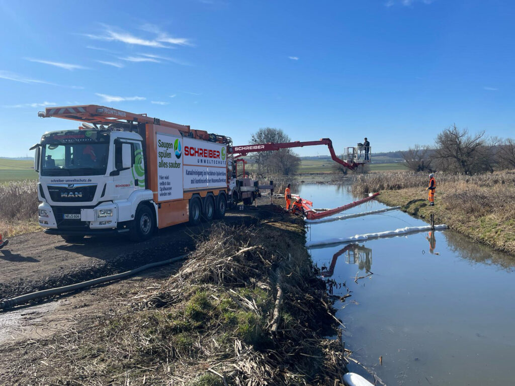 Öl-Wasser-Gemisch wurde zwischen den Ölsperren abgesaugt und direkt im LKW separiert Unfall Thürer Wiesen Absaugung zwischen den Ölsperren der Feuerwehr und THW